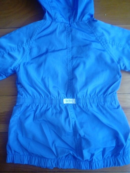 Casaco corta vento com capuz, Menina