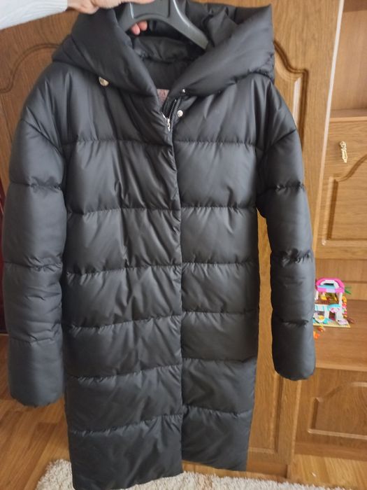 Зимовий чорний пуховик