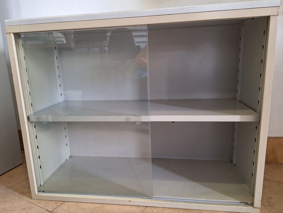 Armário metálico de escritório com portas de vidro - Usado