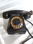 Stary telefon ebonitowy RWT,  analogowy.