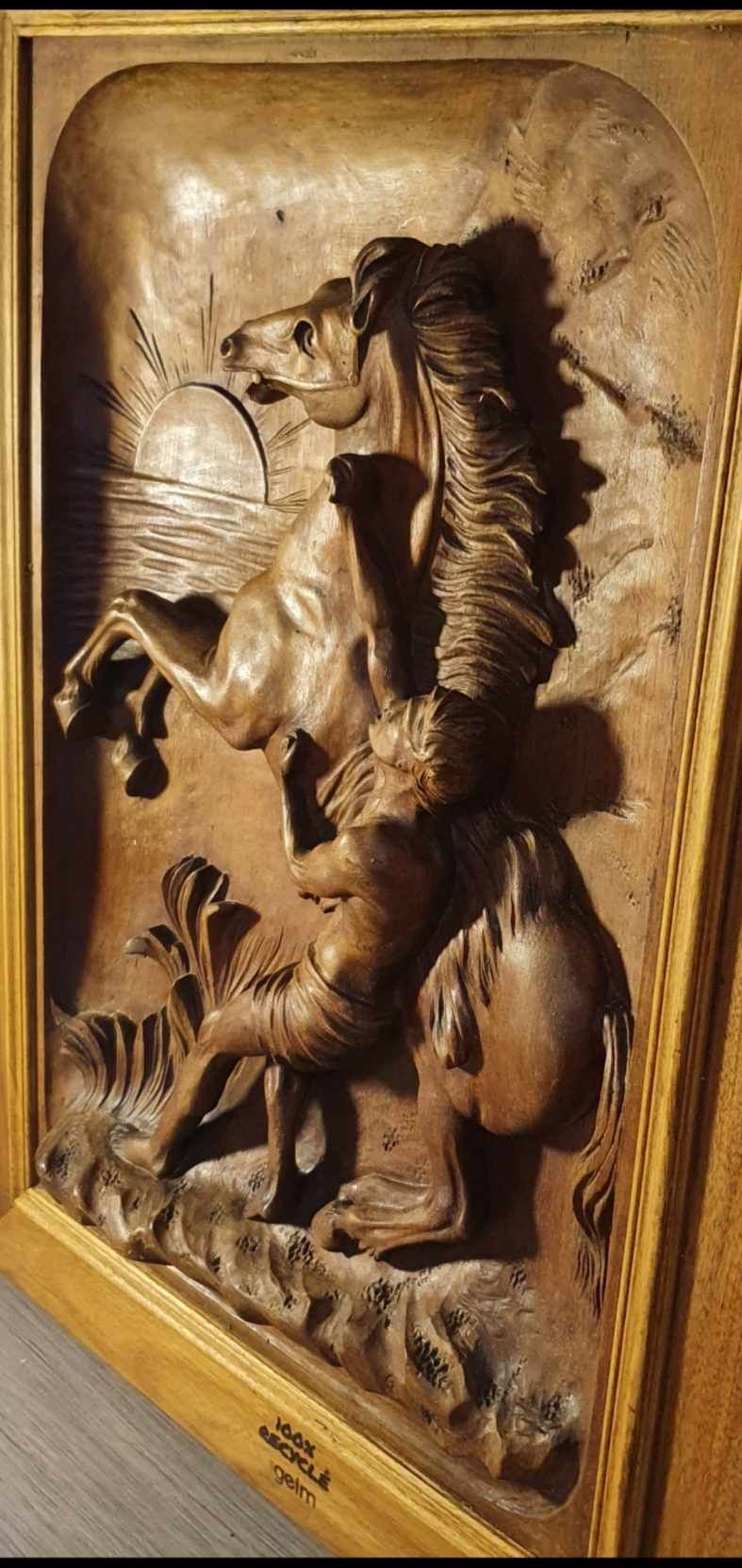 Starą płasko rzeźba z drewna