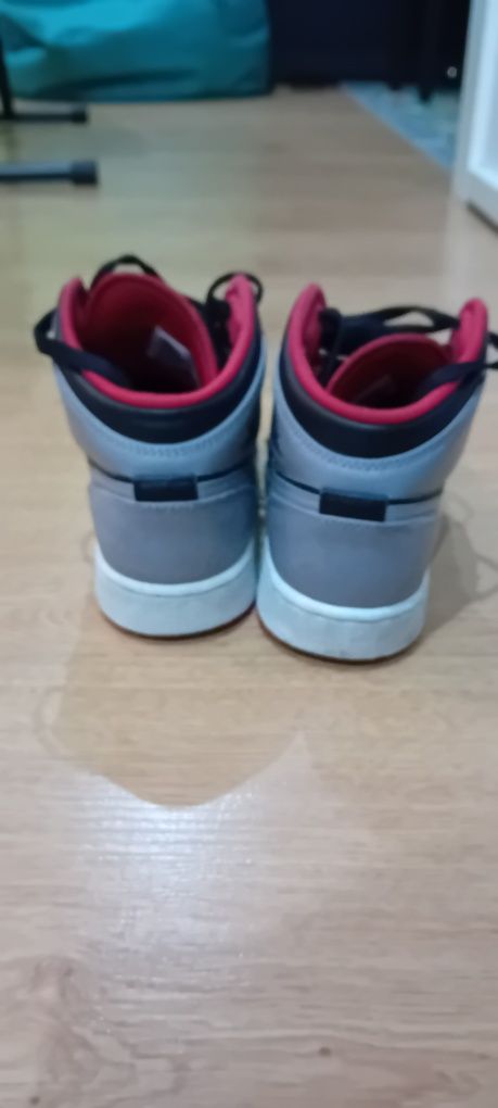 Air jordan 1 mid vermelhas, edição especial!