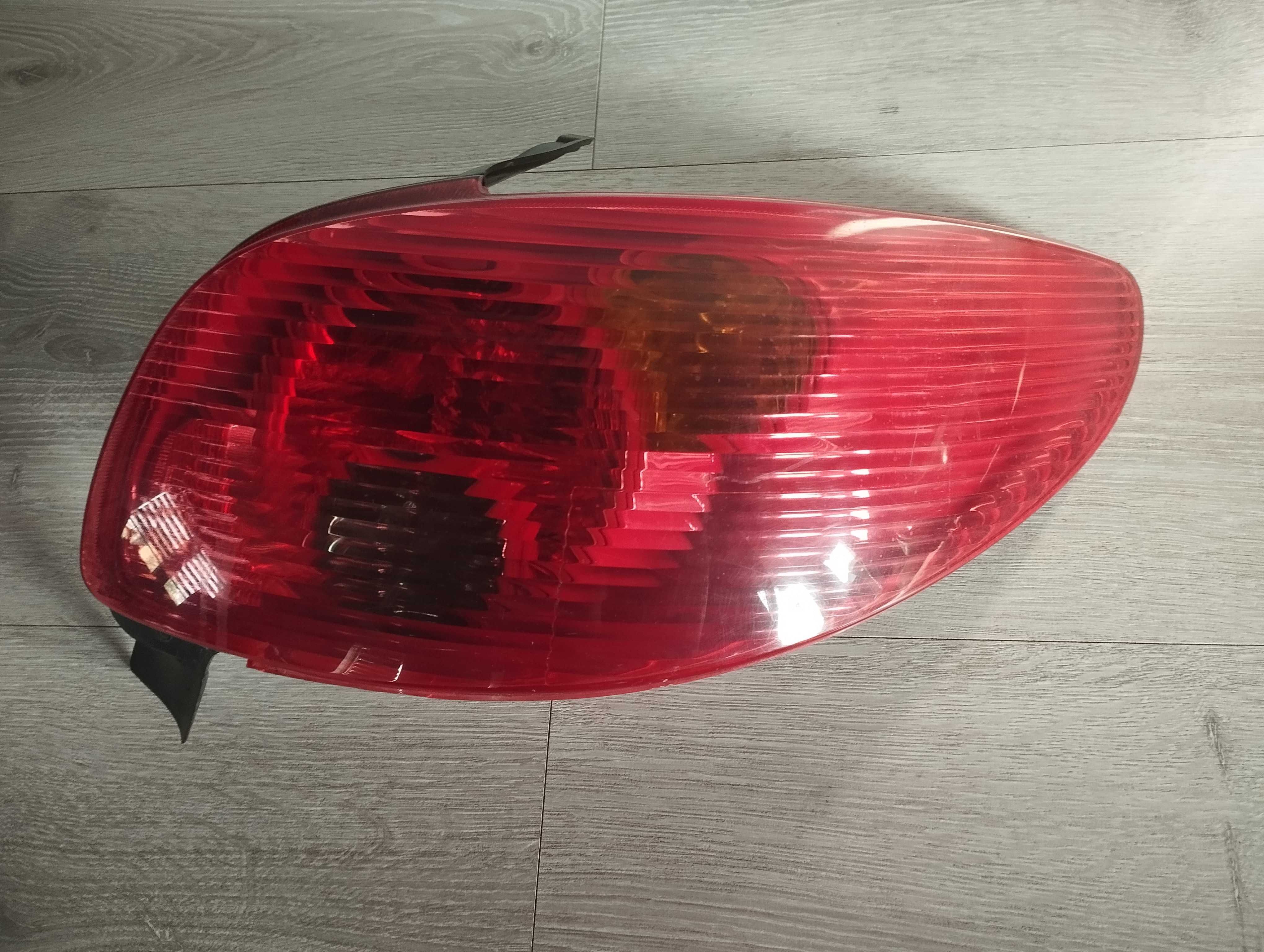 Lampa Peugeot 206 prawa tylna prawy tyl ]