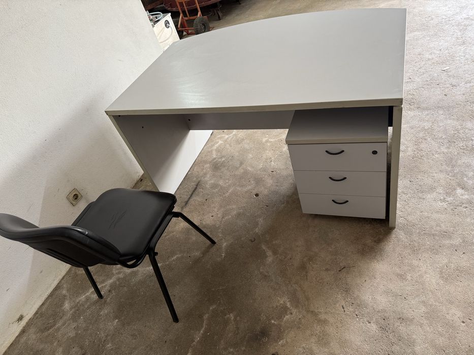 Secretaria com gavetas e cadeira