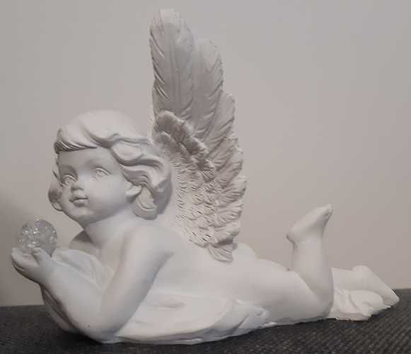 Anioł biały, aniołek leżący z kulą LED na baterie