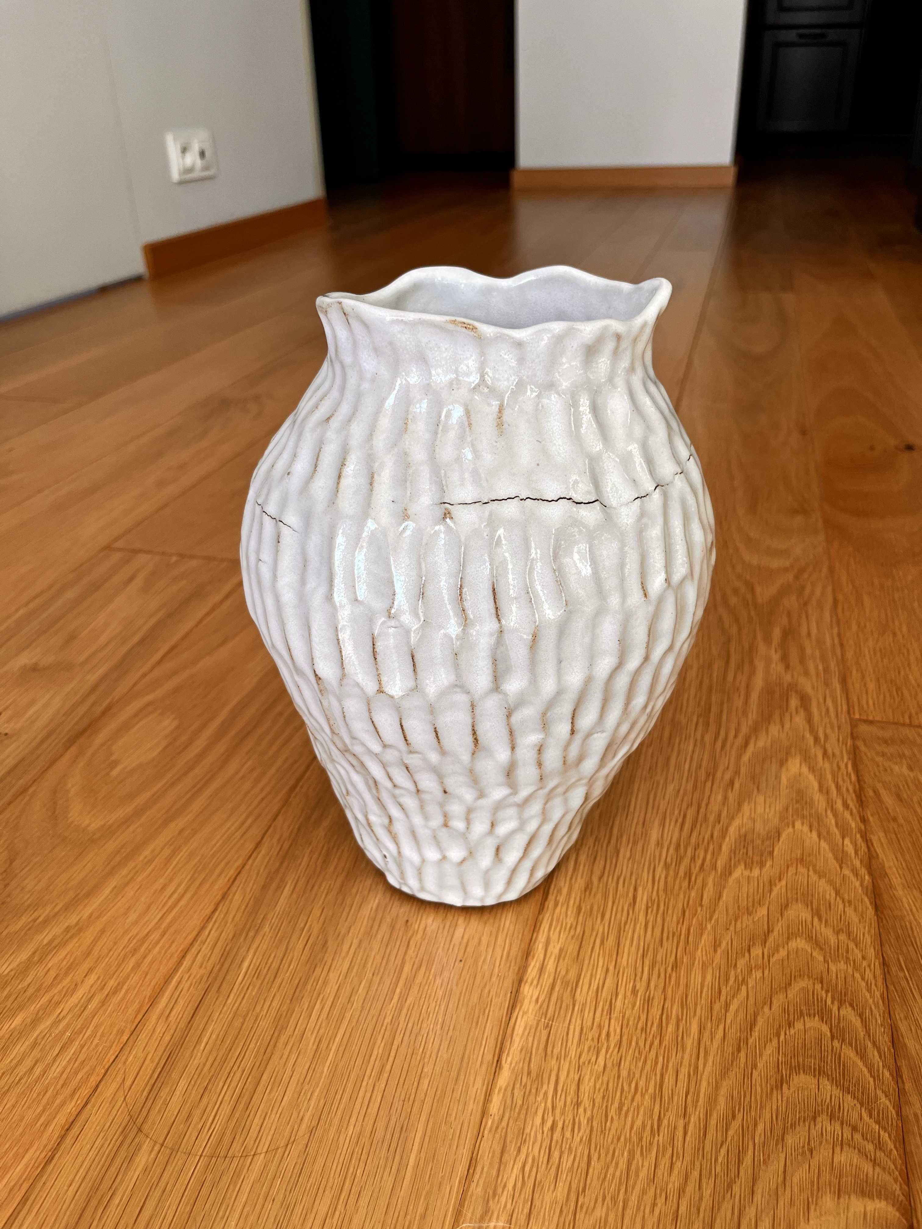 Ręcznie robiony ceramiczny wazon w kolorze biało-kremowym