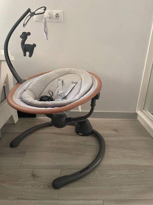 Заколисуючий центр Maxi-Cosi.