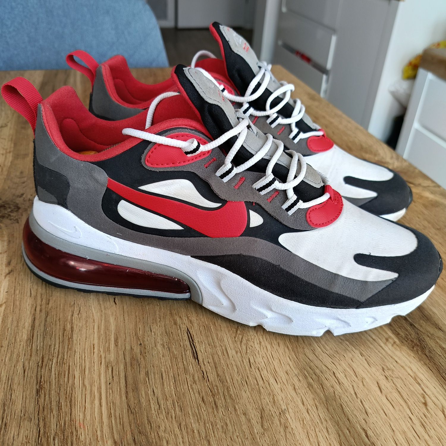 Buty Nike 270 react 43 szare czerwone