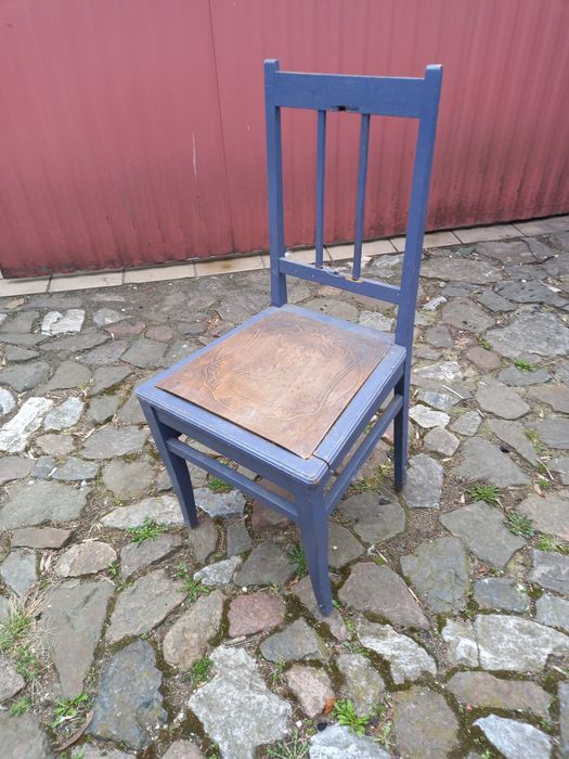 Krzesło na czterech nogach