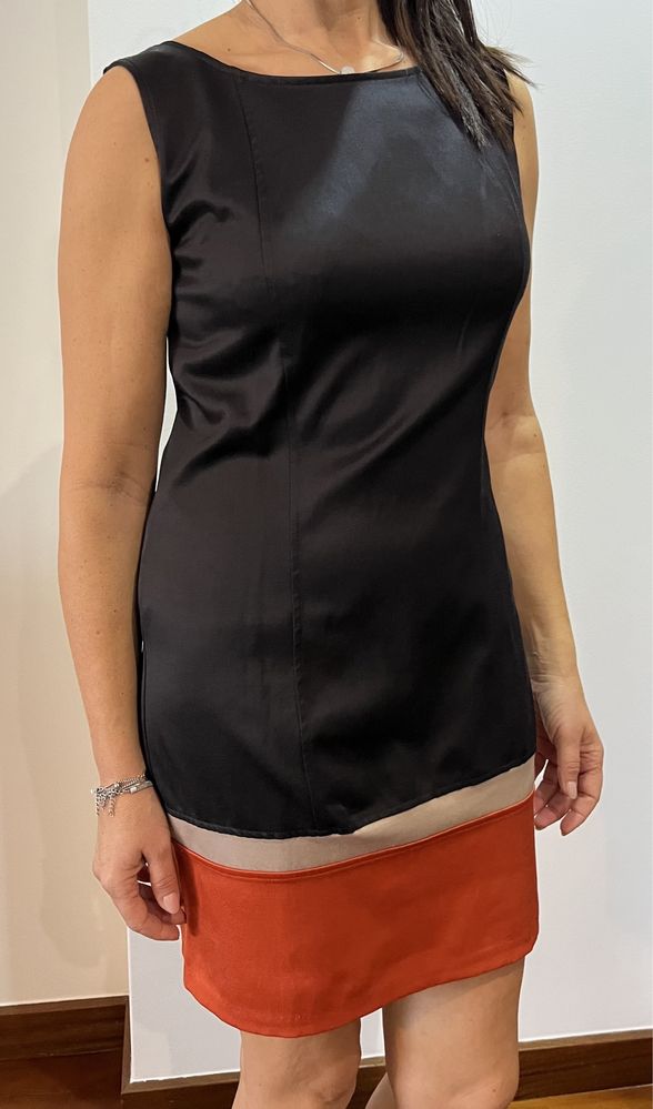 Vestido preto com barra laranja e bege