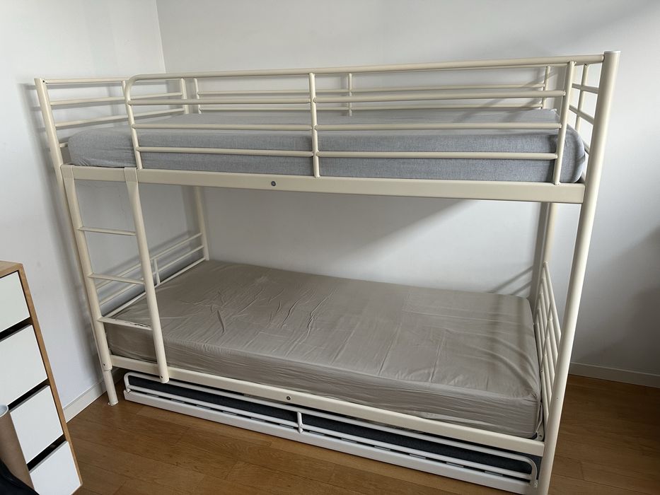 Łóżko piętrowe IKEA VITVAL z dodatkowym dolnym łóżkiem – z materacami