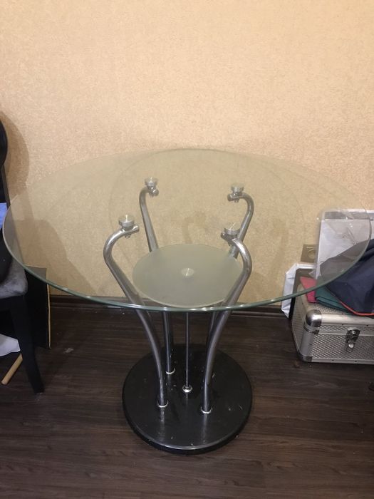 Обеденный стол. Стол для кухни. Кухонный стол.