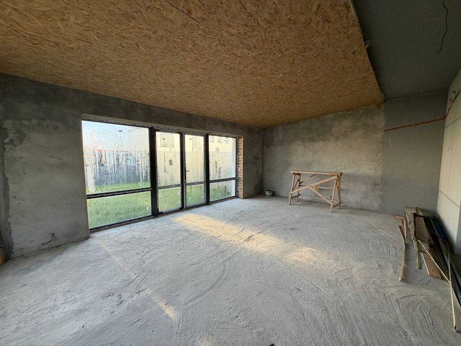 Продам зданий таунхаус в Крихівцях з чорновим ремонтом у закритому ЖК