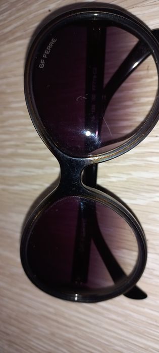 Продаются солнцезащитные очки .Линза черо серого цвета.Очки оригинал