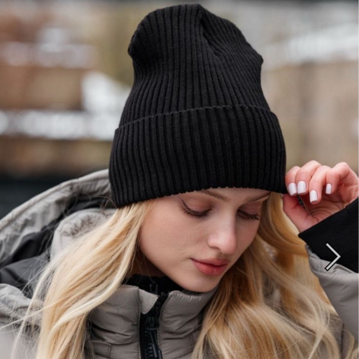 Базова чорна жіноча шапка в рубчик біні