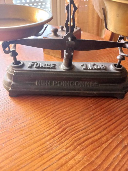 Balança antiga com cepo de pesos