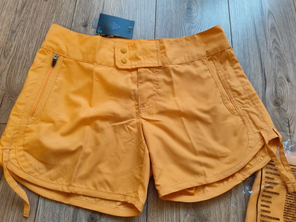 Damskie żółte i zielone spodenki Nike ACG
Rozmiar UK 6Zupełnie nowyNik