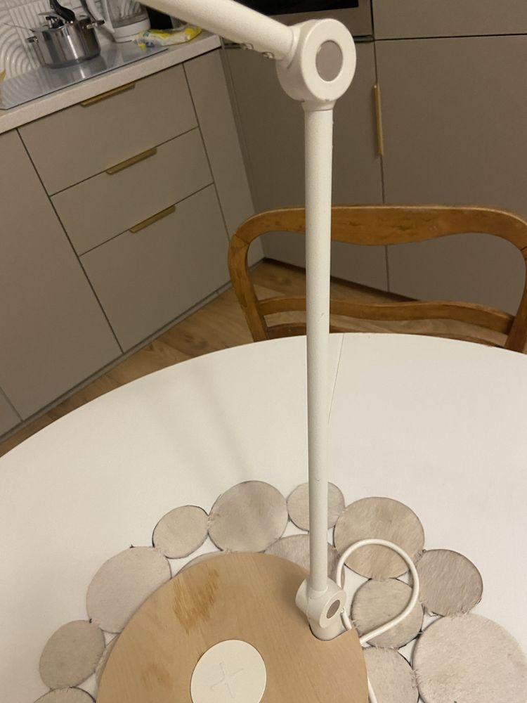 Ikea Riggat lampka z ładowarką indukcyjną