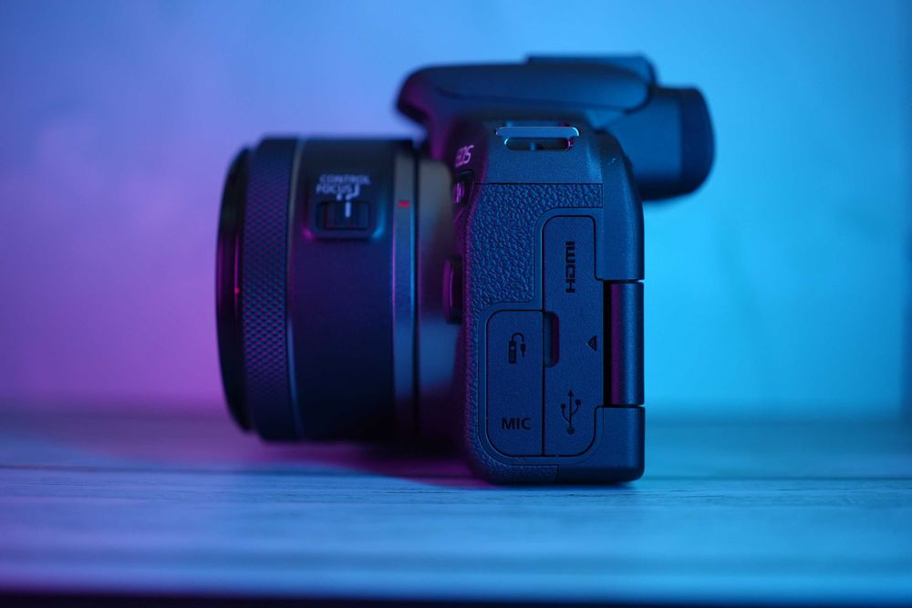 Canon R10 com objetiva RF 50mm, microfone, cartão 32GB e bolsa