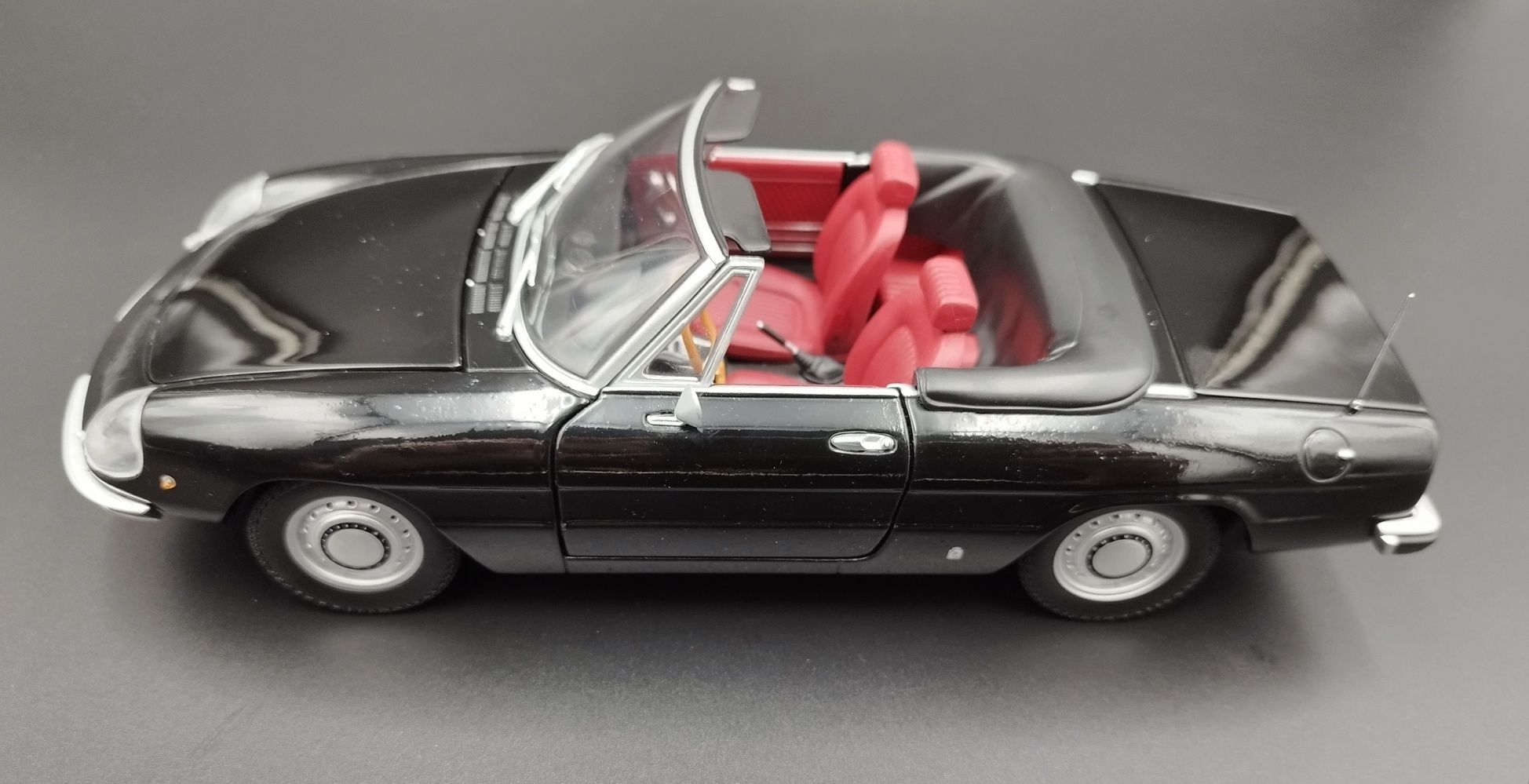 1;18 Minichamps 1970 Alfa Romeo Spider 2000 model  używany