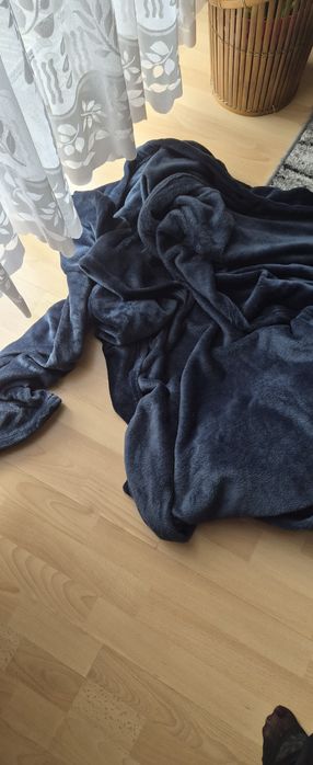 Koc z mikrowłókna z rękawami