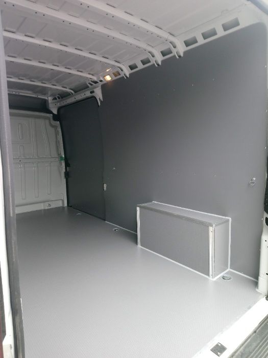 Zabudowa przestrzeni ładunkowej w aucie Peugeot Boxer L3H2