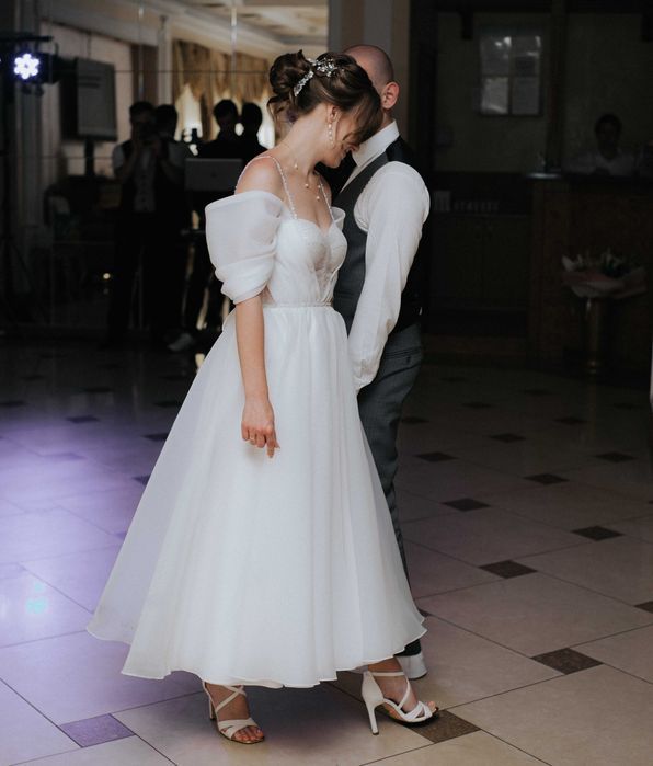 Весільна сукня міді