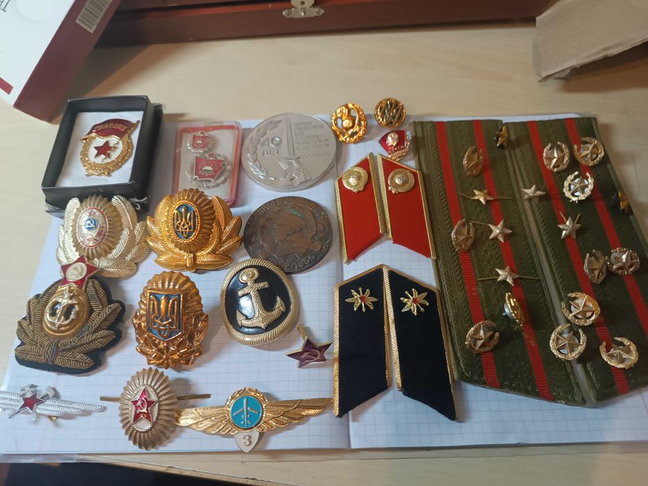 Значки та кокарди СССР