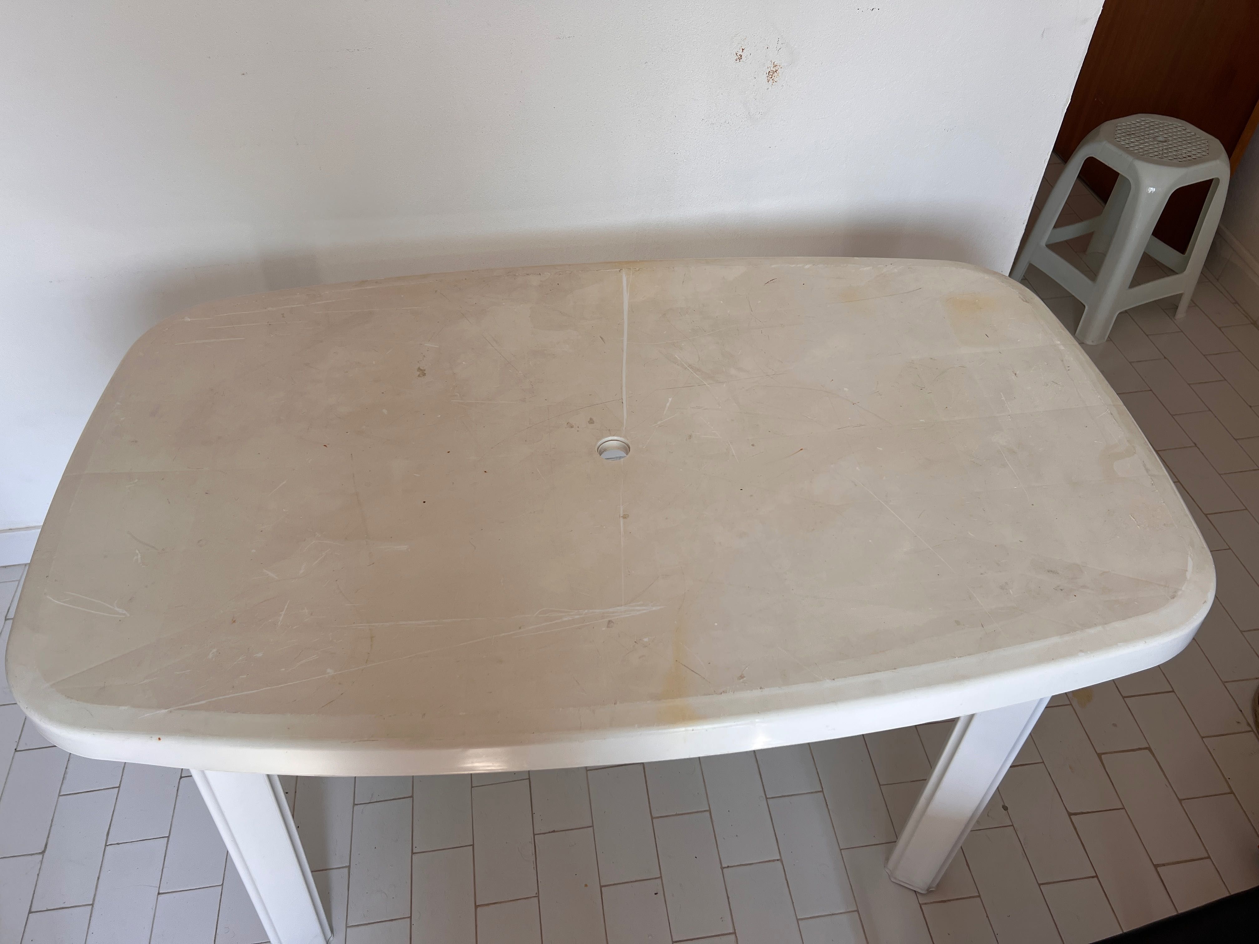 Mesa Plástica Retangular – Excelente para Jardim, Varanda
