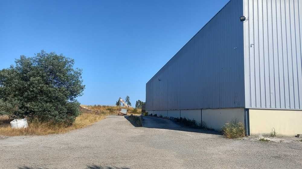 Armazém com 812 m2 num terreno com 51000 m2, Montijo.