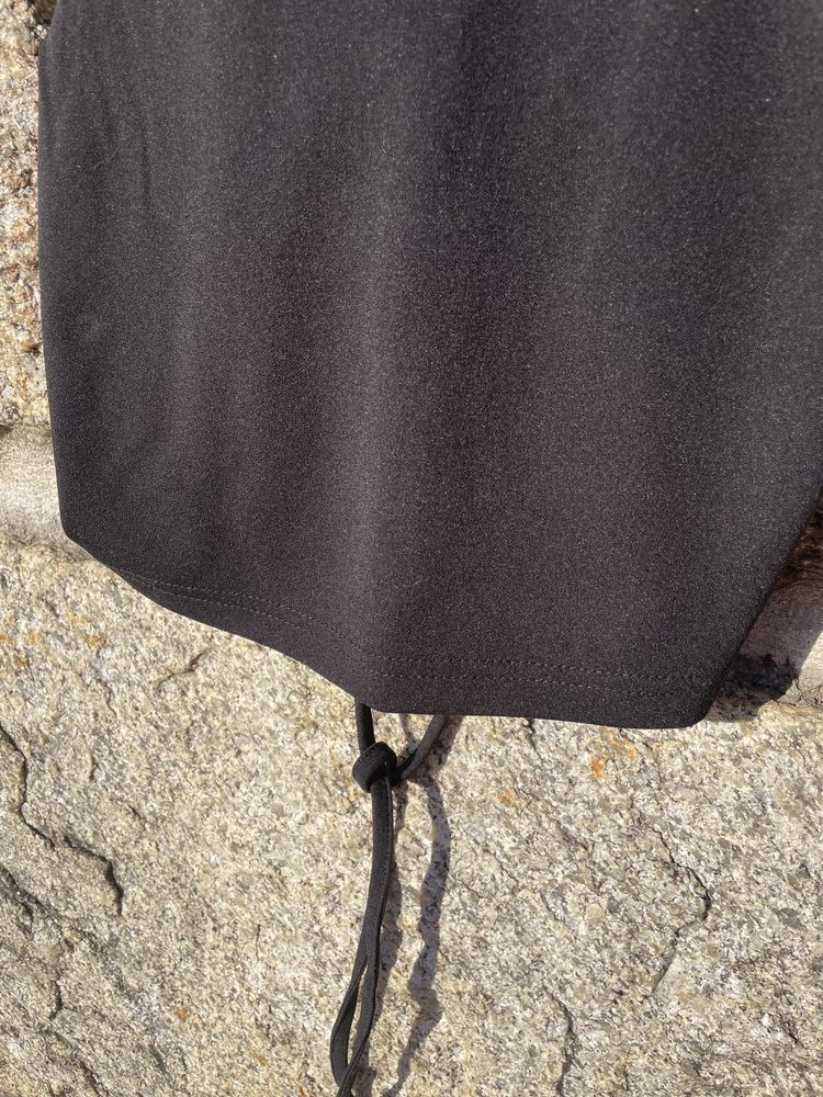 Top preto cruzado/aberto nas costas