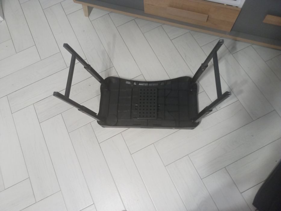 Stolik pod laptopa z wentylatorem