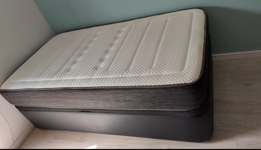 Cama com colchão impecável