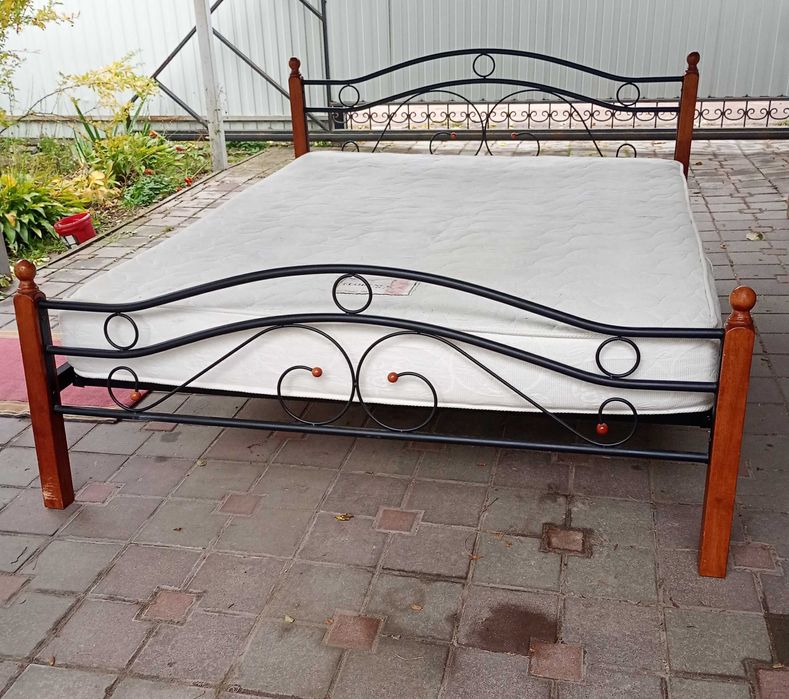 Кровать металлическая двуспальная с матрасом