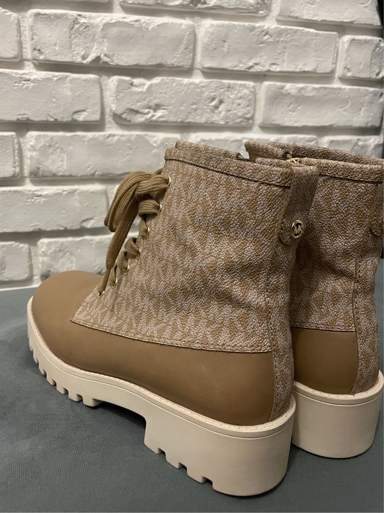 Beżowe skórzane oryginalne botki Michael Kors Jax Bootie