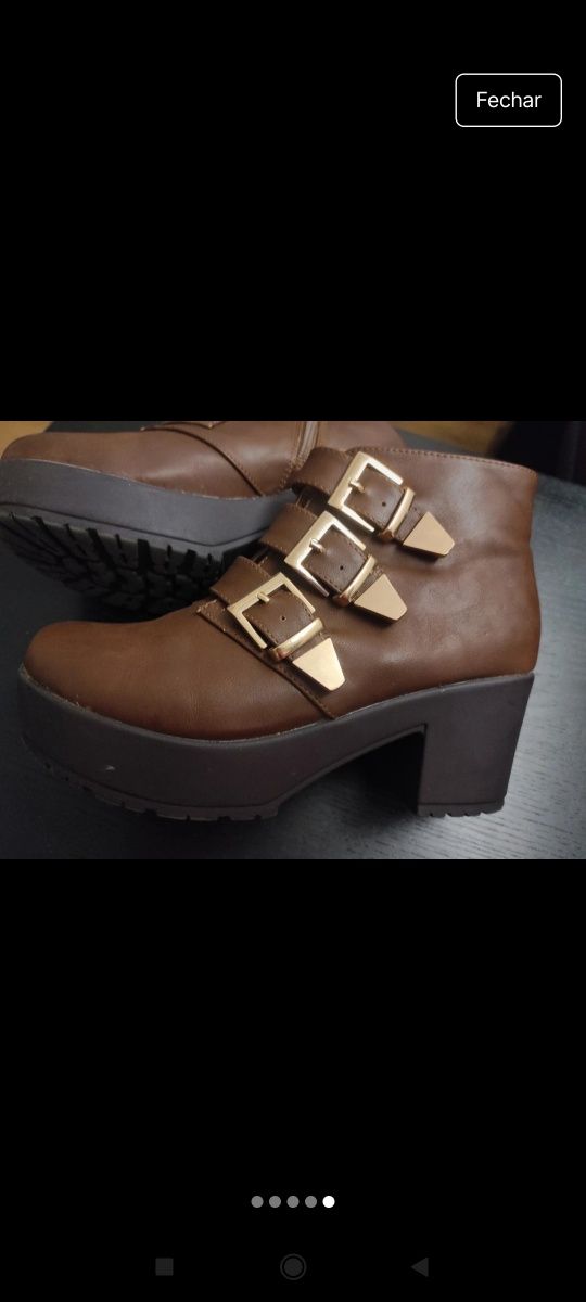 Botas castanhas  com fecho