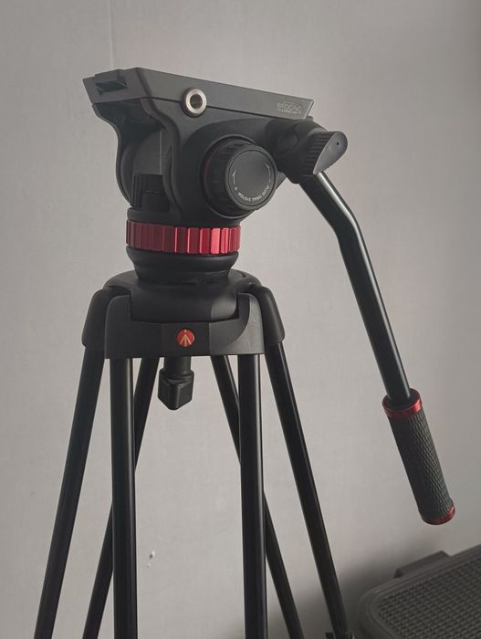 Штатив Manfrotto 546B + голова MVH502A