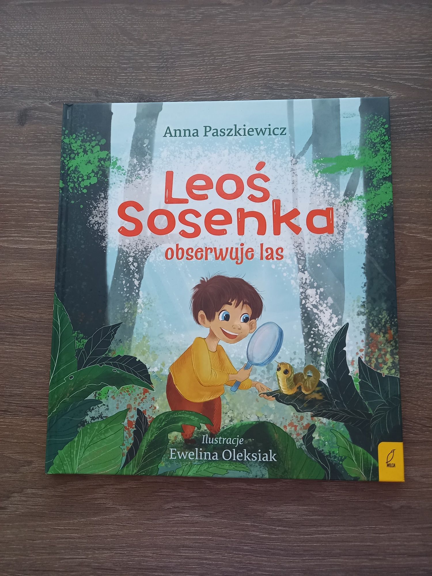 Leoś Sosenka obserwuje