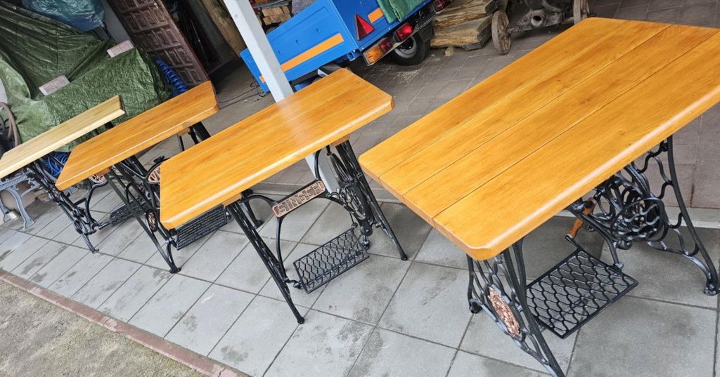 Dębowe stoliki na podstawie maszyny do szycia