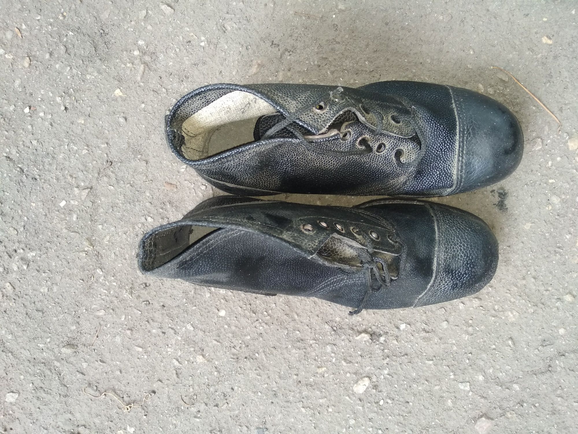 Продам ботинки сварщика 44 размер.
