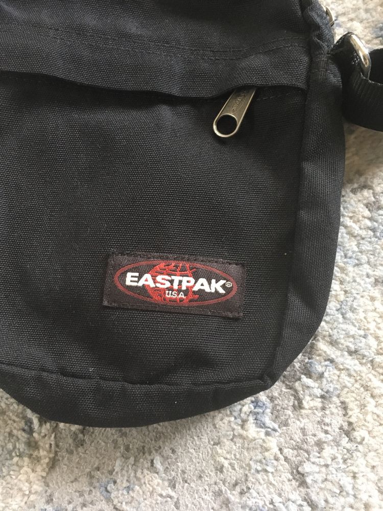 Stylowa czarna saszetka torebka messenger bag Eastpak