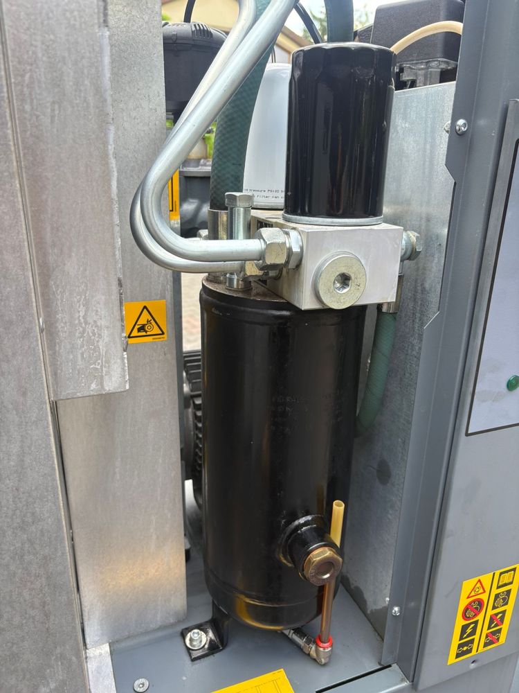 Kompresor srubowy  280L/min 2.2kW 8 bar zbiornik 200l