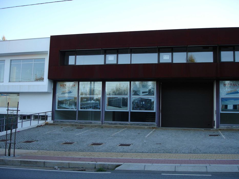 Aluguer de Armazem com Escritorios