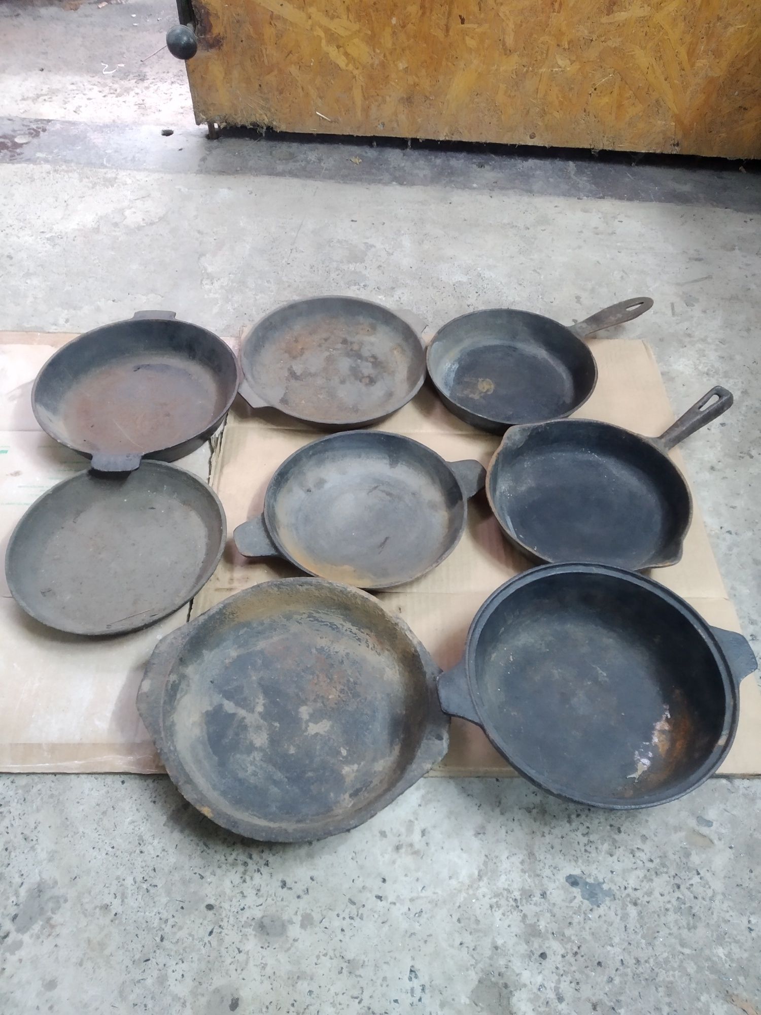 Казани,гусятниці,сковородки чугунні