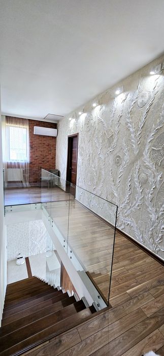 Будинок з басейном,  сауною, 15 соток землі