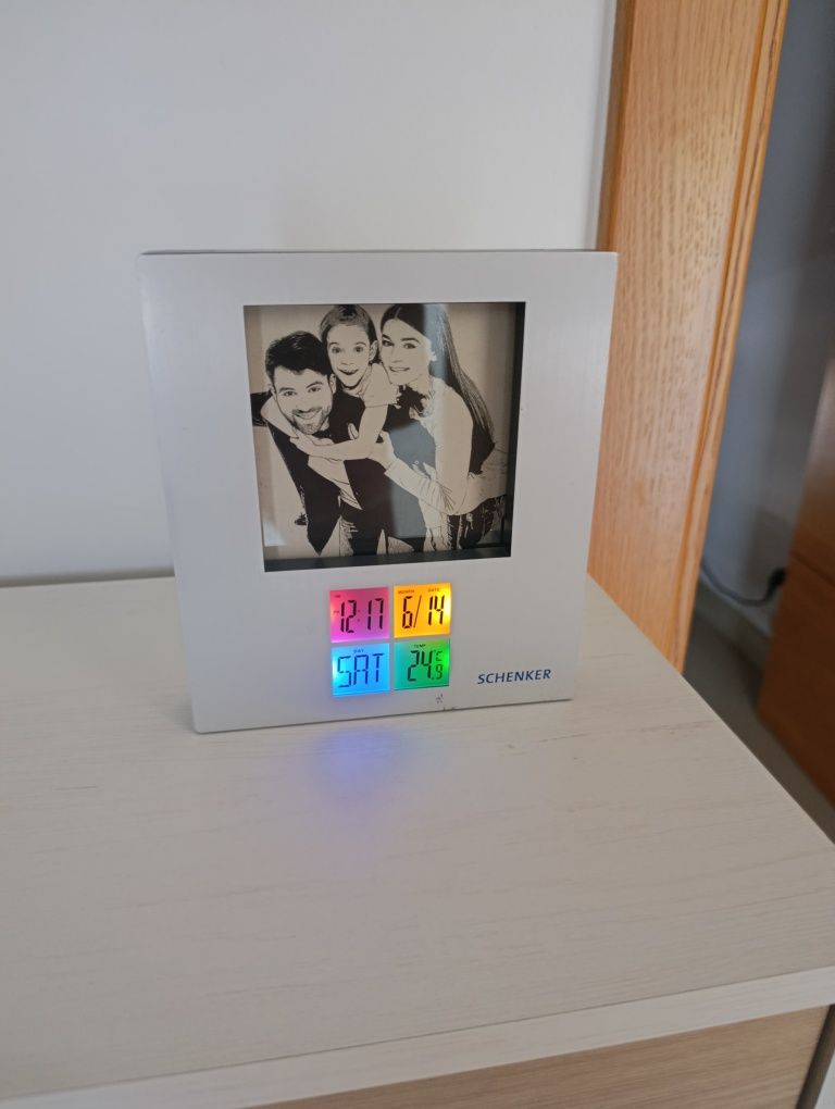 Moldura com luz e identificação da data, hora e temperatura da casa