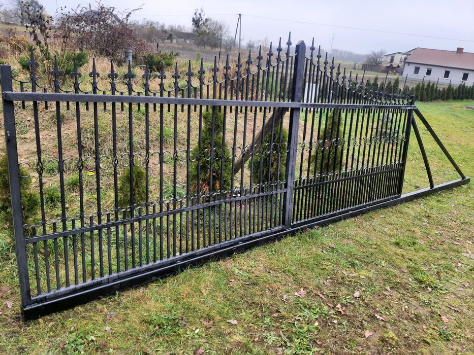 Brama przesuwna z furtka