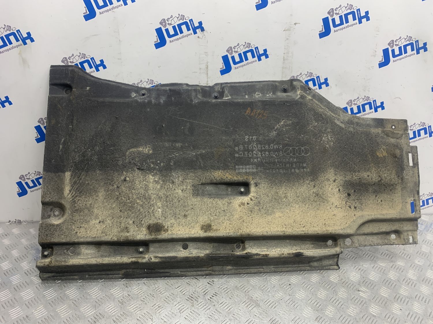 Защита днища левая 8W0825207C для Audi A4 B9 2015-2022