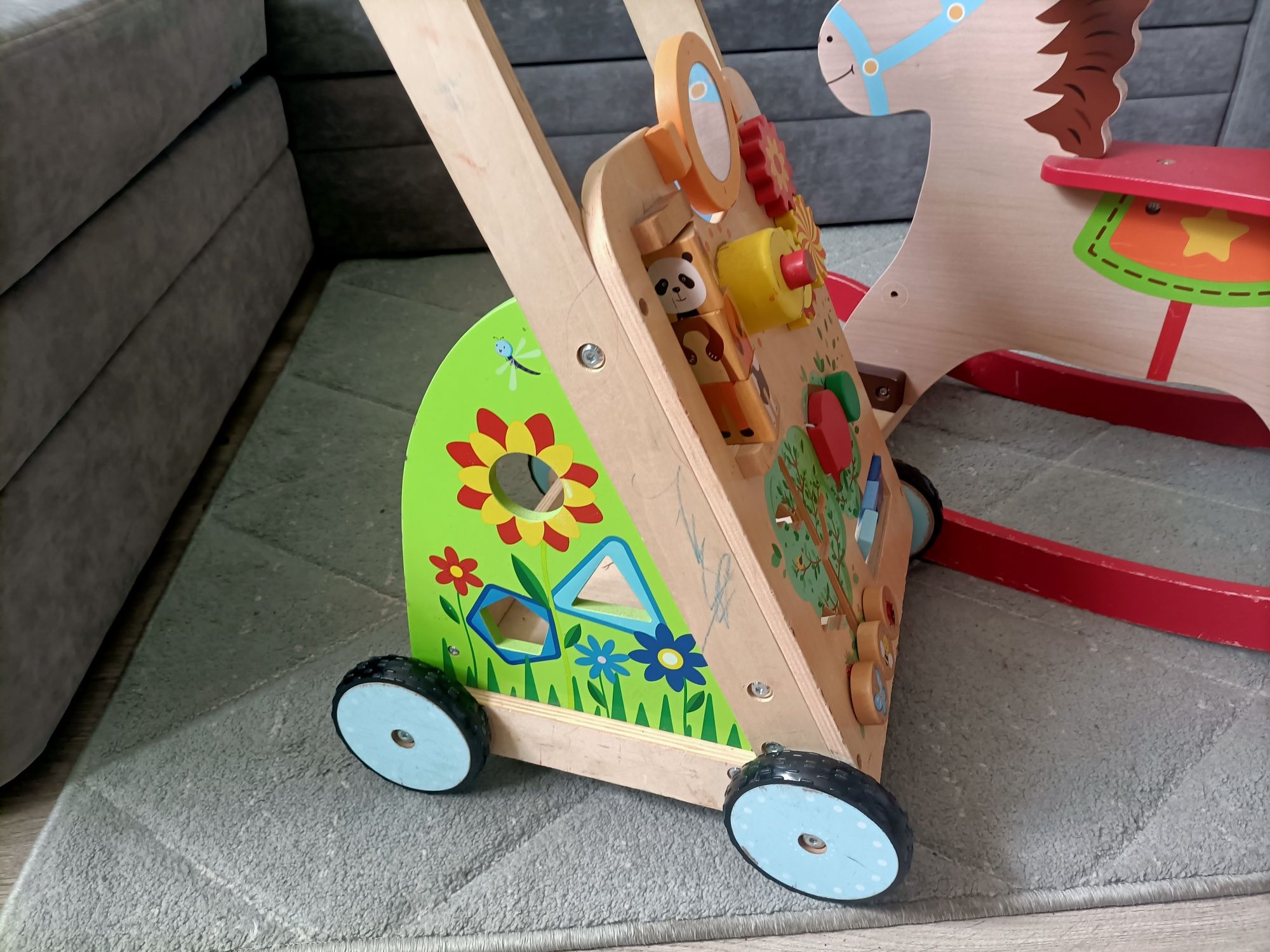 Konik bujany i drewniany pchacz