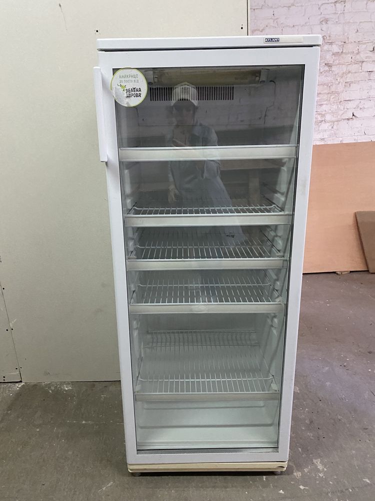 Продам торговий холодильник Atlant